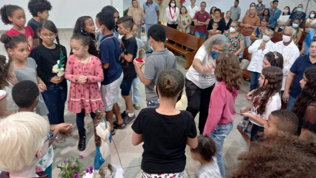 Comunidade da Paróquia Imaculada Conceição celebra sua padroeira na companhia do Superior geral, Pe. Manoel, que esta realizando a visita canônica.