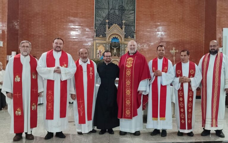 No dia 13 de abril de 2025, a Paróquia São Sebastião, de Ortigueira (PR), acolheu com alegria uma das celebrações mais significativas da Vida Religiosa: a Profissão Religiosa de Kaian Patrick Domingues Dias.