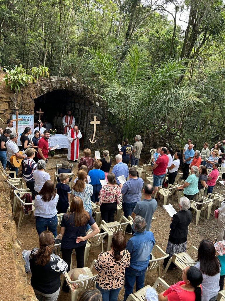 Peregrinação Jubilar Reúne Mais de 300 Fiéis em Ortigueira