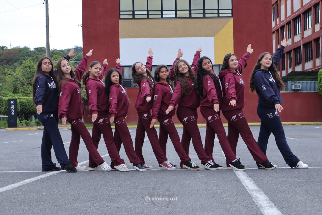 Alunas se apresentaram em Joinville (SC) após participação na festa do Comércio local, trazendo medalhas, troféu e uma experiência inesquecível.