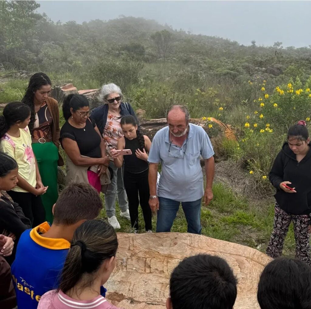 Crianças e adolescentes de Ortigueira participam de expedição histórico-cultural no Morro da Pedra Branca