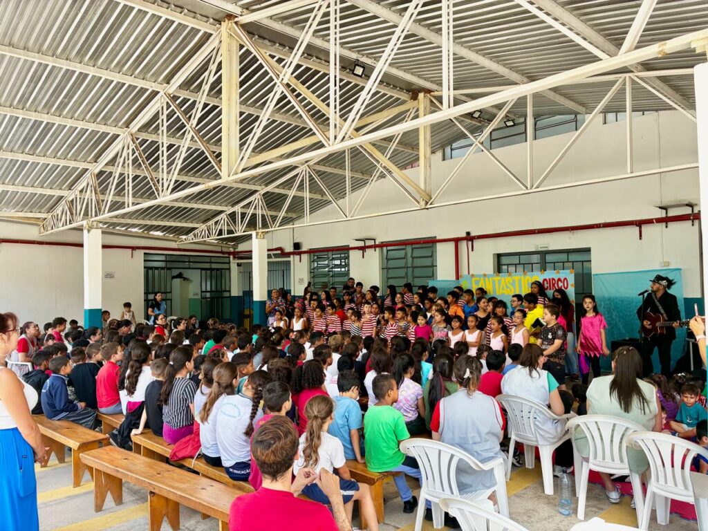 Espetáculo circense marca encerramento de projeto cultural na Casa da Criança de do Adolescente Padre Marcello Quilici - Castro - PR.